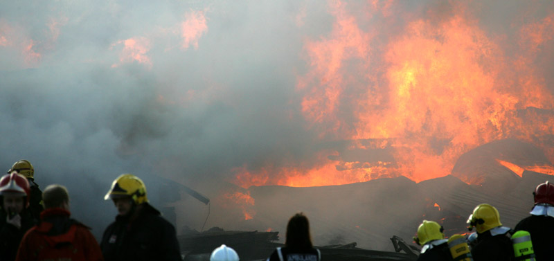 Sikalarakennus tuhoutui kokonaan rajussa tulipalossa Vöyrillä