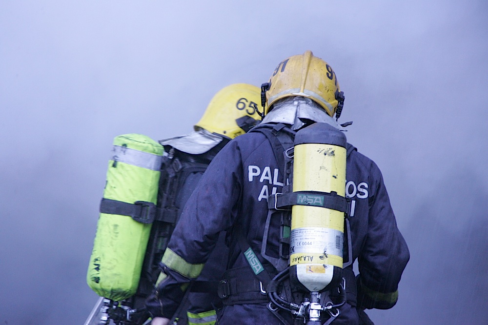 Kuvituskuva. Pelastuslaitoksen savusukeltajat löysivät huoneistosta kuolleen asukkaan. (JK/K-Media/Arkisto)