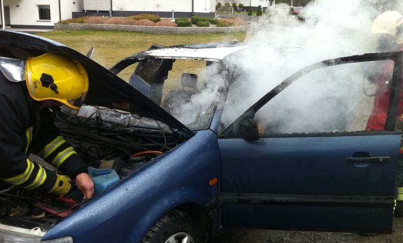 auto paloi pahoin