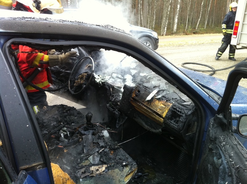 henkilöauto paloi