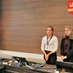 Soinilaisen Kahvila Ihanan 4H-yrittäjät kertomassa illan tarjoiluista. (vas.) Vilma Nukarinen ja Jutta Puro.