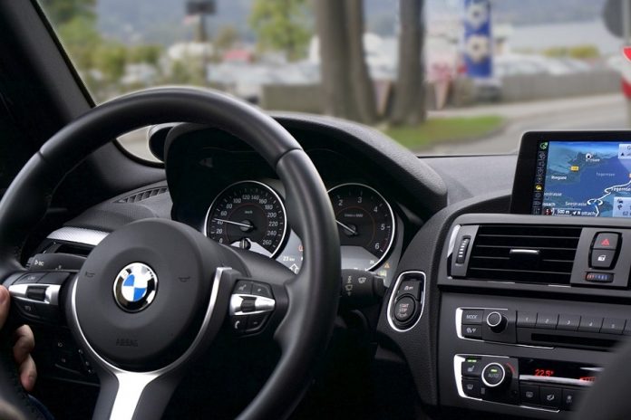 BMW-ratti ja osa kojelautaa