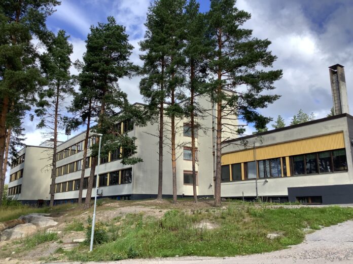 Ähtärin komea ja hyväkuntoinen, entinen aluesairaala on saanut viime aikoina osakseen paljon julkisia mielipiteitä ja aloitteita toiminnan käynnistämisestä uudelleen! -Toivottavasti poliitikotkin heräävät kansalaisten tahdolle, yhteisen hyvän parhaaksi.