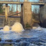 Kosken kuohujen komeaa taidetta.