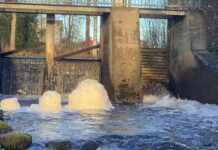 Kosken kuohujen komeaa taidetta.