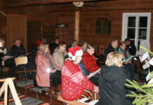 Rajalahden talomuseossa tunnelmallinen yhteislaulutilaisuus vanhojen joululaulujen merkeissä